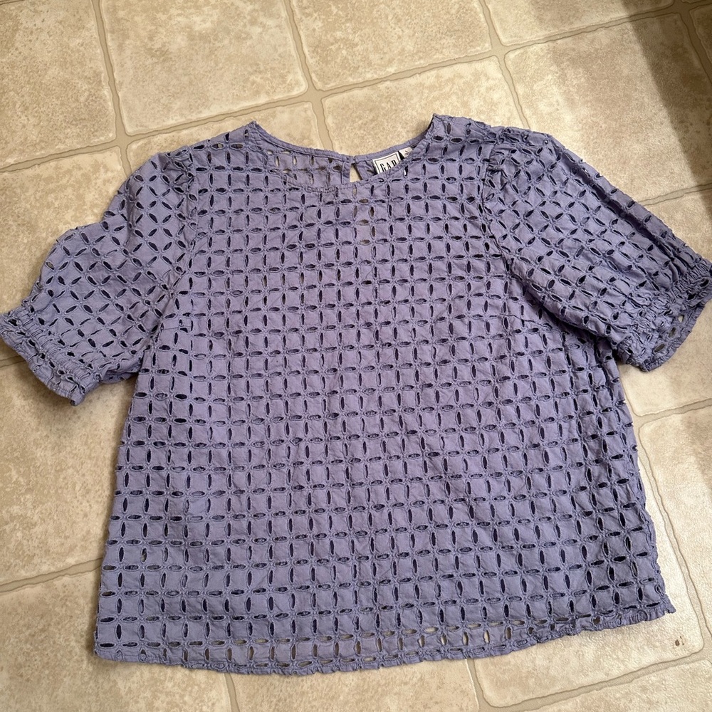 GAP 100% cotton lavender top.